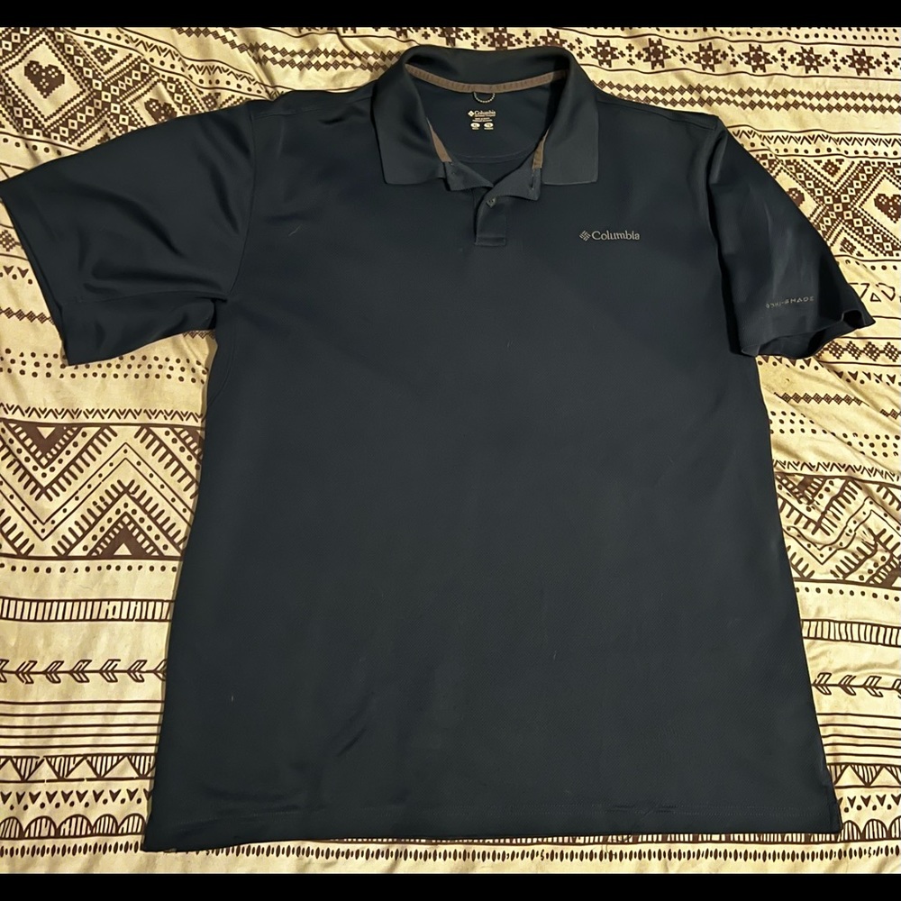 (1) Columbia polo size XL in navy blue